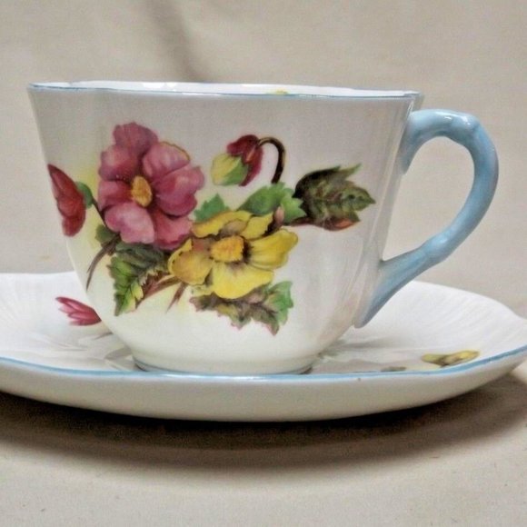 Shelley Fine Bone China England Dainty Begonia Footed Tea Cup and Saucer - Picture 3 of 12